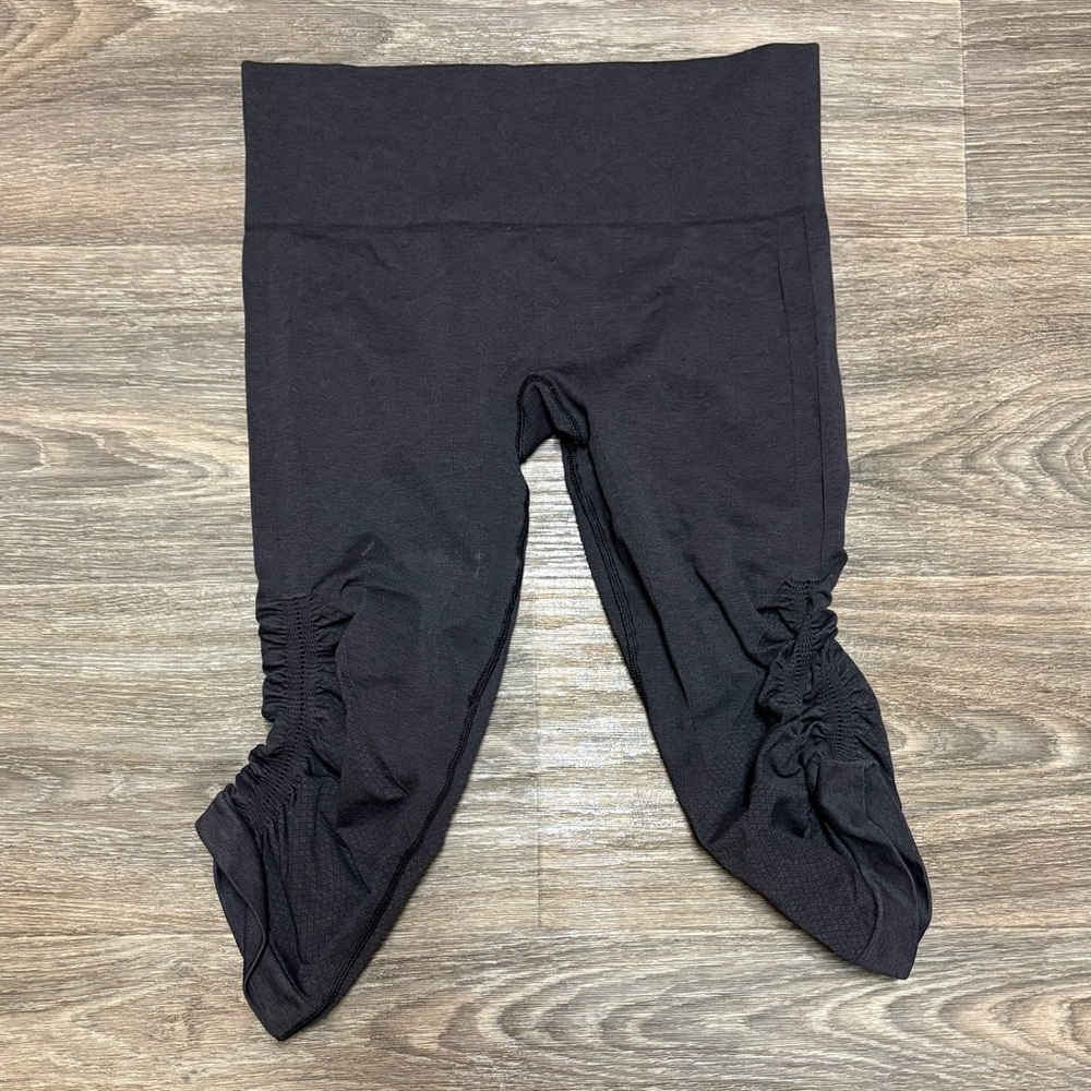 Women’s Lululemon Size 6 Black Ruched Capri Leggings